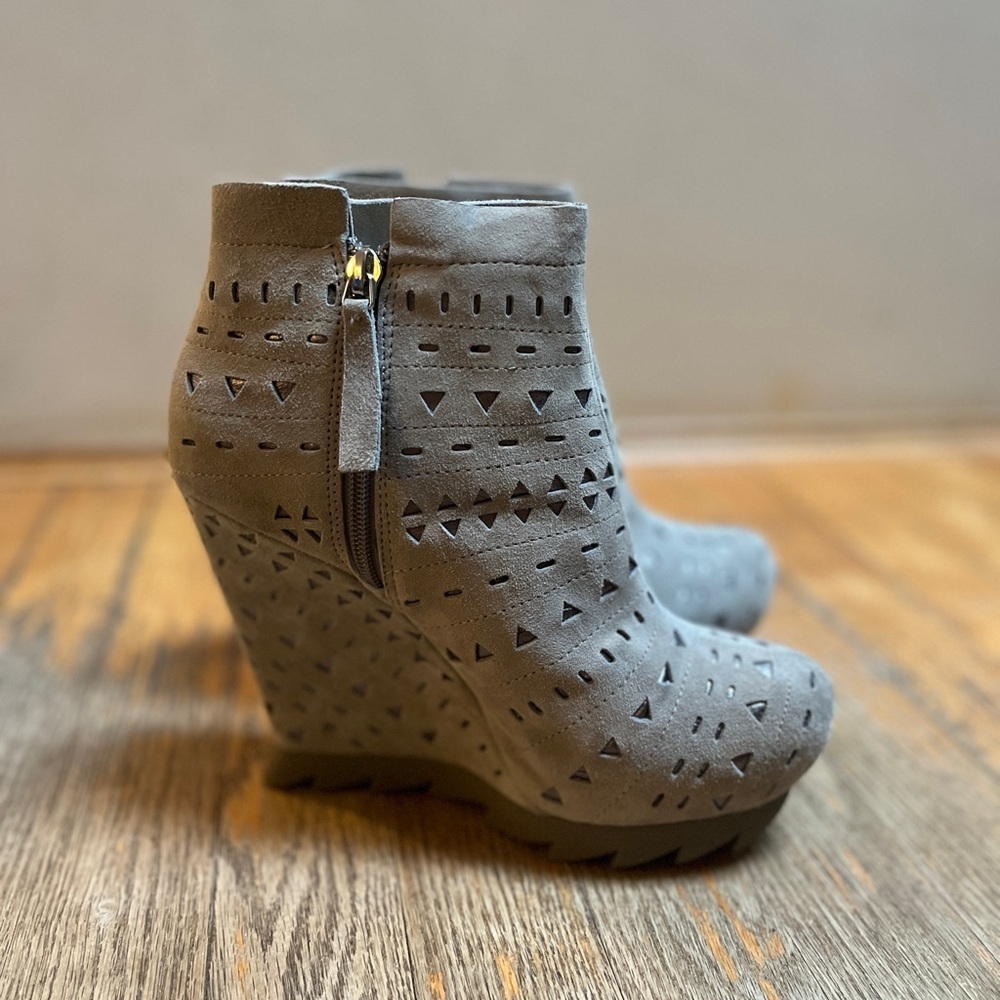 Camilla Skovgaard Gray Suede Saw Sole Wedge Ankle Boots Size 37 - US 7
